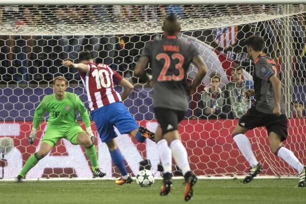 Manuel Neuer und Yannick Carrasco beim UEFA Champions League Match Atletico Madrid gegen FC Bayern München (1:0) im Vicente-Calderon-Stadion. Madrid, 28.09.2016  Foto:xDyDxFotografosx xFuturexImage