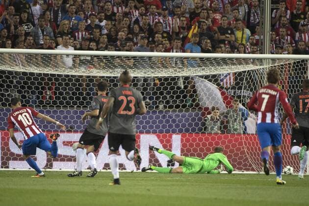Yannick Carrasco und Manuel Neuer beim UEFA Champions League Match Atletico Madrid gegen FC Bayern München (1:0) im Vicente-Calderon-Stadion. Madrid, 28.09.2016  Foto:xDyDxFotografosx xFuturexImage
