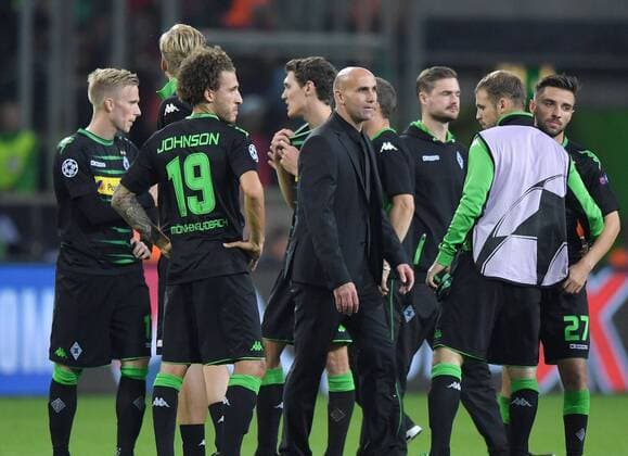 28.09.2016, Fussball UEFA Champions League 2016 17, Vorrunde, 2. Spieltag, Borussia Moenchengladbach - FC Barcelona Barca 1:2, Trainer Andre Schubert (Borussia Moenchengladbach), mi., nach dem Spiel mit den Spielern