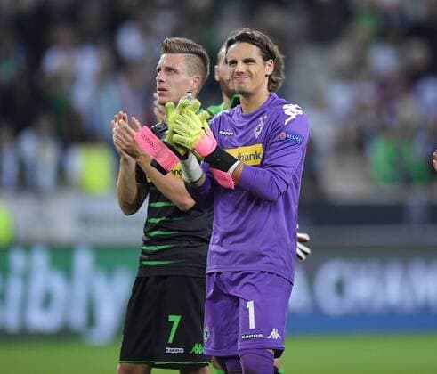 28.09.2016, Fussball UEFA Champions League 2016 17, Vorrunde, 2. Spieltag, Borussia Moenchengladbach - FC Barcelona Barca 1:2, Torwart Yann Sommer (Borussia Moenchengladbach), re., und Patrick Herrmann (Borussia Moenchengladbach)
