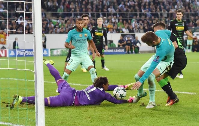 28.09.2016, Fussball UEFA Champions League 2016 17, Vorrunde, 2. Spieltag, Borussia Moenchengladbach - FC Barcelona Barca 1:2, Torwart Yann Sommer (Borussia Moenchengladbach), li., kann den Ball nicht festhalten und Gerard Pique (FC Barcelona), re., erzielt das 1:2 Siegtor