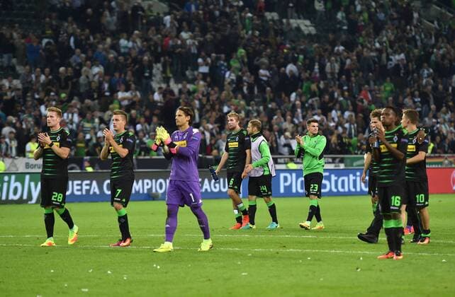 28.09.2016, Fussball UEFA Champions League 2016 17, Vorrunde, 2. Spieltag, Borussia Moenchengladbach - FC Barcelona Barca 1:2, Gladbachs Spieler bedanken sich bei den Fans