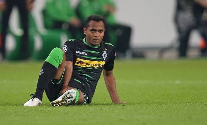 28.09.2016, Fussball UEFA Champions League 2016 2017, Gruppenphase, 2.Spieltag, Borussia Mönchengladbach - FC Barcelona Barca im Borussia-Park Mönchengladbach. Raffael (Gladbach) sitzt verletzt am Boden 