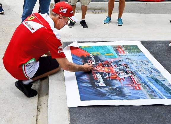 , Grosser Preis von Malaysia 2016, Sebastian Vettel signiert ein Bild Motorsport, Formel 1, 29.09.2016, Sepang Copyright: xAndre Eibner-Pressefotox EP_ANS