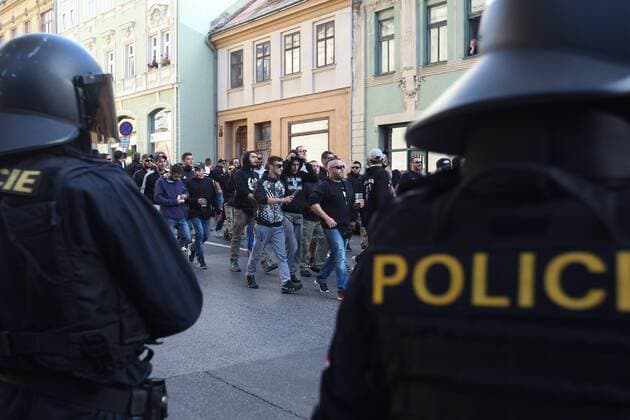 Bilder des Tages - SPORT Fußball, EL, Slovan Liberec - PAOK Saloniki, Fanmarsch der PAOK-Fans The police officers assist PAOK FC fans on their way through the city to the stadium prior to European Football League second round, group J match FC Slovan Liberec vs PAOK FC Thessaloniki in Liberec, Czech Republic, September 29, 2016. (CTKxPhoto VitxCerny) CTKPhotoP201609290890301  CEV 9