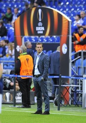 Fussball, UEFA Europe League, Herren, Saison 2016 2017, 2. Spieltag, VELTINS Arena Gelsenkirchen: FC Schalke 04, S04 (blau) - Red Bull Salzburg (weiss); Trainer Markus Weinzierl (S04) unter dem Europa League Tor.
