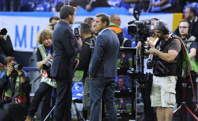 Fussball, UEFA Europe League, Herren, Saison 2016 2017, 2. Spieltag, VELTINS Arena Gelsenkirchen: FC Schalke 04, S04 (blau) - Red Bull Salzburg (weiss); Trainer Markus Weinzierl (S04) im TV-Interview.