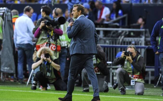 Fussball, UEFA Europe League, Herren, Saison 2016 2017, 2. Spieltag, VELTINS Arena Gelsenkirchen: FC Schalke 04, S04 (blau) - Red Bull Salzburg (weiss); Trainer Markus Weinzierl (S04) im Fokus.