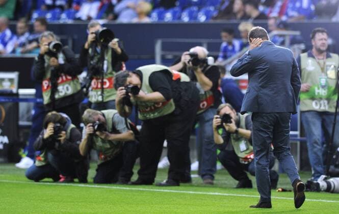 Fussball, UEFA Europe League, Herren, Saison 2016 2017, 2. Spieltag, VELTINS Arena Gelsenkirchen: FC Schalke 04, S04 (blau) - Red Bull Salzburg (weiss); Trainer Markus Weinzierl (S04) im Fokus.