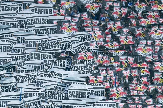 Bilder des Tages - SPORT Gelsenkirchen, Germany 29.09.2016, UEFA Europa League - 2016 17 Season, Gruppenphase, 2. Spieltag - Matchday 2, FC Schalke 04 - FC Salzburg, Schalke Fans (Nordkurve) mit anti RedBull Banner ( DeFodi001
