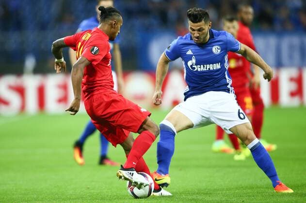 SOCCER - UEFA EL, Schalke vs RBS GELSENKIRCHEN,GERMANY,29.SEP.16 - SOCCER - UEFA Europa League, group stage, FC Schalke 04 vs Red Bull Salzburg. Image shows Valentino Lazaro (RBS) and Sead Kolasinac (Schalke). GEPAxpictures xFelixxRoittner