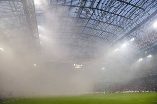Fußball, EL, Ajax Amsterdam - Standard Lüttich, Ajax Arena durch Pyrotechnik voller Qualm Illustration picture shows smoke from fireworks at a game of the second day of the group stage of the Europa League competition between Dutch soccer team Ajax Amsterdam and Belgian club Standard de Liege, in Amsterdam, The Netherlands, Thursday 29 September 2016. NICOLASxLAMBERT  x04943661x