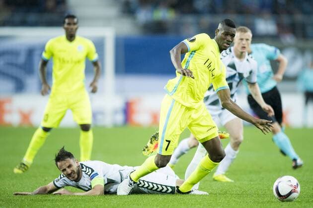 Konyaspor s Ali Camdali and Gent s Kalifa Coulibaly fight for the ball during a game on the second day of the group stage (group H) of the Europa League competition between Belgian club KAA Gent and Turkish club Atiker Konyaspor, Thursday 29 September 2016, in Gent. JASPERxJACOBS  x04943668x