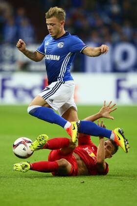 SOCCER - UEFA EL, Schalke vs RBS GELSENKIRCHEN,GERMANY,29.SEP.16 - SOCCER - UEFA Europa League, group stage, FC Schalke 04 vs Red Bull Salzburg. Image shows Max Meyer (Schalke) and Stefan Lainer (RBS). GEPAxpictures xFelixxRoittner