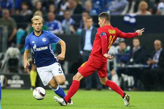 SOCCER - UEFA EL, Schalke vs RBS GELSENKIRCHEN,GERMANY,29.SEP.16 - SOCCER - UEFA Europa League, group stage, FC Schalke 04 vs Red Bull Salzburg. Image shows Jonatan Soriano (RBS) and Johannes Geis (Schalke). GEPAxpictures xFelixxRoittner