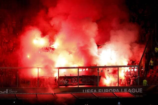 Fußball, EL, Ajax Amsterdam - Standard Lüttich, Ajax Arena durch Pyrotechnik voller Qualm fans of Standard Liege with fireworks during the UEFA Europa League group G match between Ajax Amsterdam and Standard Li& 232;ge at the Amsterdam Arena on September 29, 2016 in Amsterdam, The Netherlands Ajax Amsterdam v Standard Li& 232;ge UEFA Europa League 2016 2017 xVIxxIVx 6311785