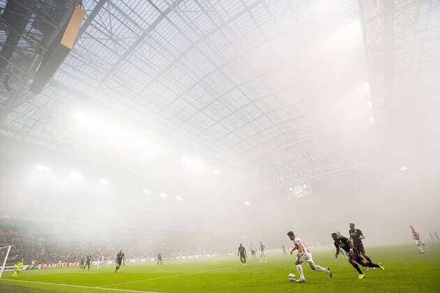 Fußball, EL, Ajax Amsterdam - Standard Lüttich, Ajax Arena durch Pyrotechnik voller Qualm lot of smoke during begin of the game because of fireworks during the UEFA Europa League group G match between Ajax Amsterdam and Standard Li& 232;ge at the Amsterdam Arena on September 29, 2016 in Amsterdam, The Netherlands Ajax Amsterdam v Standard Li& 232;ge UEFA Europa League 2016 2017 xVIxxIVx 6311793