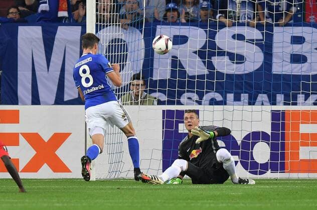 29.09.2016, Fussball UEFA Europa League, 2016 17, 2. Spieltag, FC Schalke 04 - RB Salzburg, Leon Goretzka (Schalke 04), li., erzielt mit diesem Kopfball das Tor zum 1:0, rechts Torwart Alexander Walke (RB Salzburg)