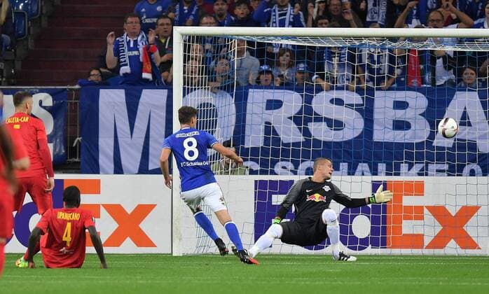 29.09.2016, Fussball UEFA Europa League, 2016 17, 2. Spieltag, FC Schalke 04 - RB Salzburg, Leon Goretzka (Schalke 04), mi., erzielt mit diesem Kopfball das Tor zum 1:0, rechts Torwart Alexander Walke (RB Salzburg)