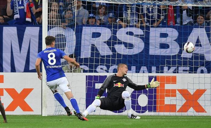 29.09.2016, Fussball UEFA Europa League, 2016 17, 2. Spieltag, FC Schalke 04 - RB Salzburg, 02 Leon Goretzka (Schalke 04), li., erzielt mit diesem Kopfball das Tor zum 1:0, rechts Torwart Alexander Walke (RB Salzburg)