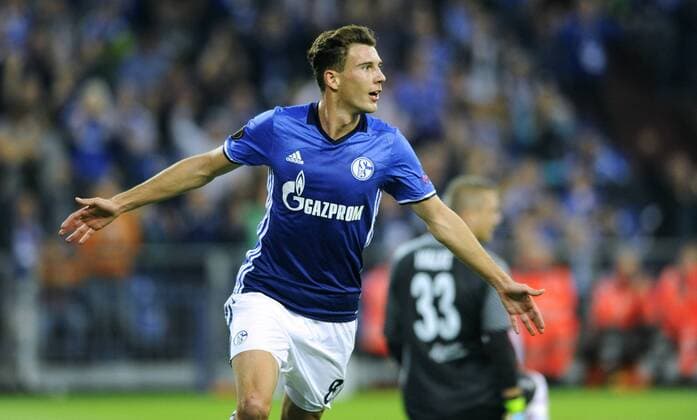 Fussball, UEFA Europe League, Herren, Saison 2016 2017, 2. Spieltag, VELTINS Arena Gelsenkirchen: FC Schalke 04, S04 (blau) - Red Bull Salzburg (rot); Jubel Leon Goretzka (S04) nach seinem Tor zum 1:0. Jubel, Freude, Aktion, Einzelbild.
