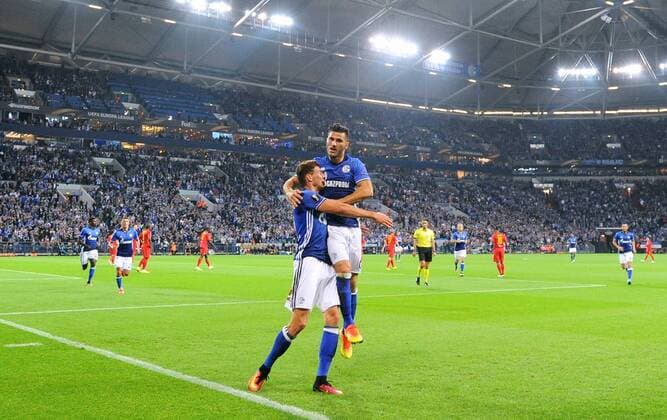 Fussball, UEFA Europe League, Herren, Saison 2016 2017, 2. Spieltag, VELTINS Arena Gelsenkirchen: FC Schalke 04, S04 (blau) - Red Bull Salzburg (rot); Jubel Leon Goretzka (S04) nach seinem Tor zum 1:0, zusammen mit Sead Kolasinac (S04). Jubel, Freude, Aktion.