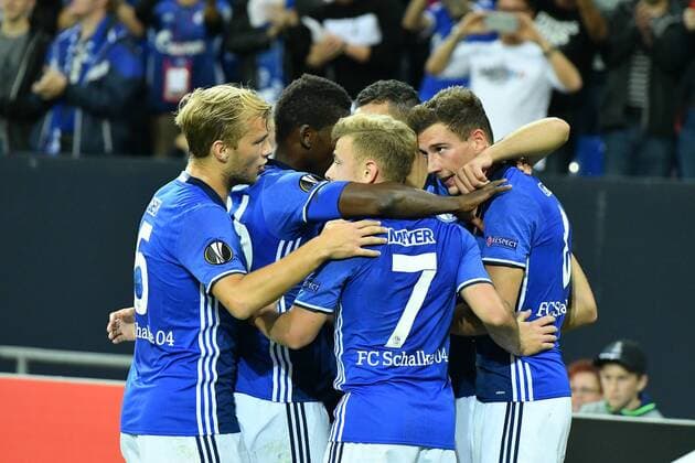 GER, UEFA EL, FC Schalke 04 (GER) vs. RB Salzburg (AUT) 29.09.2016, Veltins-Arena , Gelsenkirchen , UEFA Europa Leaque, Gruppe I, im Bild: freuen sich über das Tor von Leon Goretzka (FC Schalke 04 8) ganz re Max Meyer (FC Schalke 04 7) und ganz li Johannes Geis (FC Schalke 04 5) Foto © nordphoto Meuter nordphotox xMeuter
