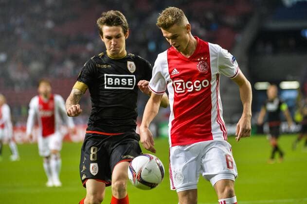 Standard s Benito Raman and Ajax s Daley Sinkgraven fight for the ball during a game of the second day of the group stage of the Europa League competition between Dutch soccer team Ajax Amsterdam and Belgian club Standard de Liege, in Amsterdam, The Netherlands, Thursday 29 September 2016. NICOLASxLAMBERT  x04943693x