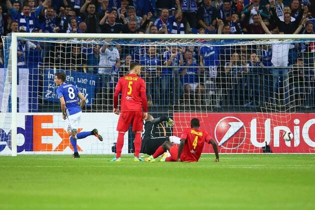 SOCCER - UEFA EL, Schalke vs RBS GELSENKIRCHEN,GERMANY,29.SEP.16 - SOCCER - UEFA Europa League, group stage, FC Schalke 04 vs Red Bull Salzburg. Image shows Leon Goretzka (Schalke), Duje Caleta-Car and Dayot Upamecano (RBS). Keywords: goal. GEPAxpictures xFelixxRoittner