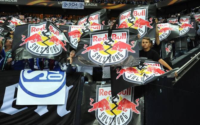 Bilder des Tages - SPORT Fussball, UEFA Europe League, Herren, Saison 2016 2017, 2. Spieltag, VELTINS Arena Gelsenkirchen: FC Schalke 04, S04 (blau) - Red Bull Salzburg (rot); Fan-Protest der Schalker Fans gegen Red Bull.