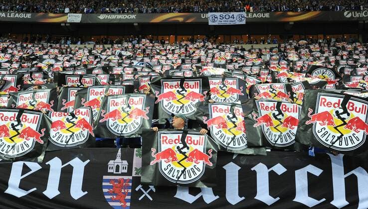 Fussball, UEFA Europe League, Herren, Saison 2016 2017, 2. Spieltag, VELTINS Arena Gelsenkirchen: FC Schalke 04, S04 (blau) - Red Bull Salzburg (rot); Fan-Protest der Schalker Fans gegen Red Bull.