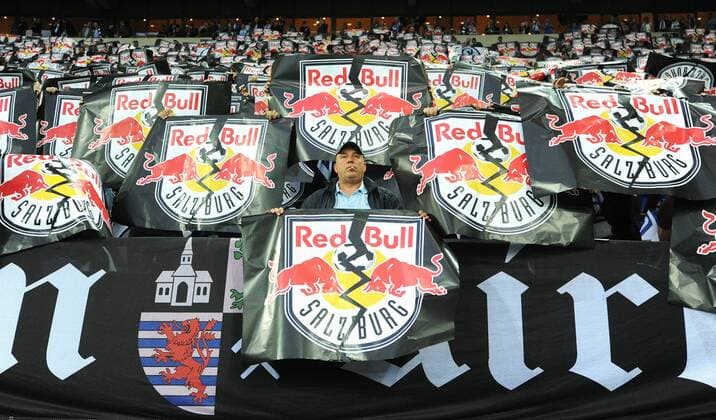Fussball, UEFA Europe League, Herren, Saison 2016 2017, 2. Spieltag, VELTINS Arena Gelsenkirchen: FC Schalke 04, S04 (blau) - Red Bull Salzburg (rot); Fan-Protest der Schalker Fans gegen Red Bull.