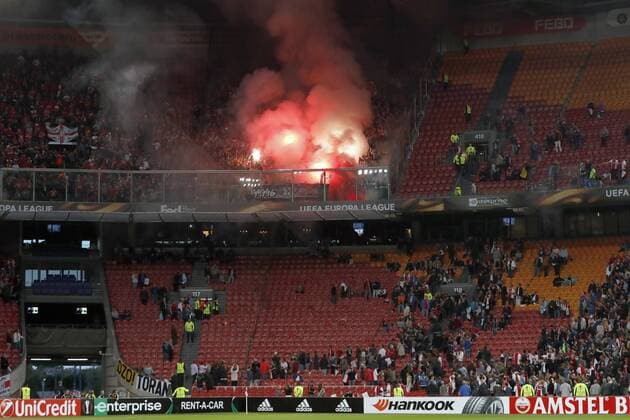 Bilder des Tages - SPORT Fußball, EL, Ajax Amsterdam - Standard Lüttich, Pyrotechnik der Standard-Fans fans of Standard Liege with fireworks during the UEFA Europa League group G match between Ajax Amsterdam and Standard Li& 232;ge at the Amsterdam Arena on September 29, 2016 in Amsterdam, The Netherlands Ajax Amsterdam v Standard Li& 232;ge UEFA Europa League 2016 2017 xVIxxIVx 6311840