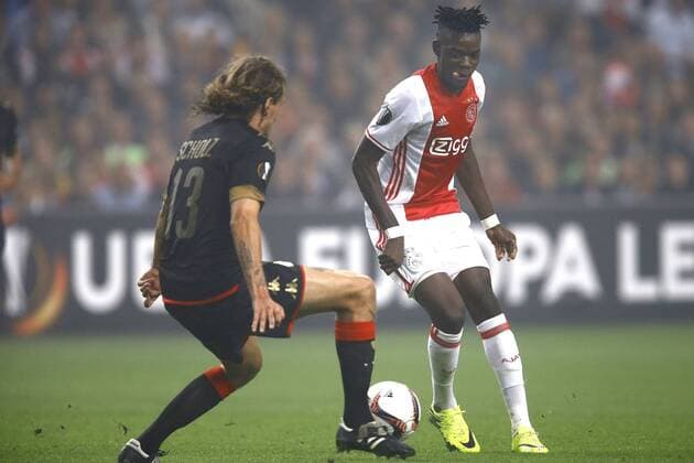 (l-r) Alexander Scholz of Standard Luik, Bertrand Traore of Ajax Amsterdam during the UEFA Europa League group G match between Ajax Amsterdam and Standard Li& 232;ge at the Amsterdam Arena on September 29, 2016 in Amsterdam, The Netherlands Ajax Amsterdam v Standard Li& 232;ge UEFA Europa League 2016 2017 xVIxxIVx 6311851