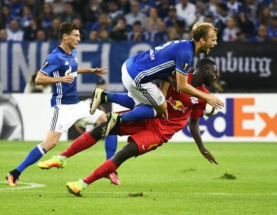 Veltins Arena Gelsenkirchen, 29.2.2016, UEFA Europa League, 2016 17, Gruppenphase, 2. Spieltag, Schalke 04 (S04) vs RB Salzburg --- Johannes Geis (S04), stösst mit Dayot Upamacano (Salzburg) zusammen