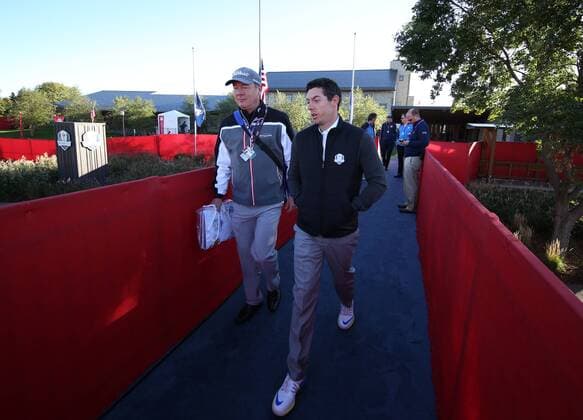 September 29, 2016: Chaska, MN, USA; Rory McIlroy walks across a bridge to the driving range during practice for the 2016 Ryder Cup at Hazeltine National Golf Club in Chaska, MN. (Photo by Brian Spurlock Icon Sportswire) GOLF: SEP 29 PGA Golf Herren - Ryder Cup - 3rd Day Practice Round Icon16092945 EDITORIAL USE ONLY