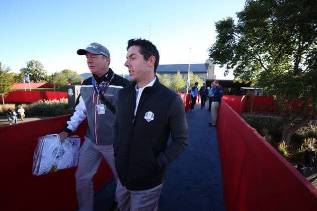 September 29, 2016: Chaska, MN, USA; Rory McIlroy walks across a bridge to the driving range during practice for the 2016 Ryder Cup at Hazeltine National Golf Club in Chaska, MN. (Photo by Brian Spurlock Icon Sportswire) GOLF: SEP 29 PGA Golf Herren - Ryder Cup - 3rd Day Practice Round Icon16092946 EDITORIAL USE ONLY