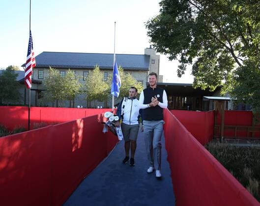 September 29, 2016: Chaska, MN, USA; Chris Wood walks across a bridge to the driving range during practice for the 2016 Ryder Cup at Hazeltine National Golf Club in Chaska, MN. (Photo by Brian Spurlock Icon Sportswire) GOLF: SEP 29 PGA Golf Herren - Ryder Cup - 3rd Day Practice Round Icon16092942 EDITORIAL USE ONLY