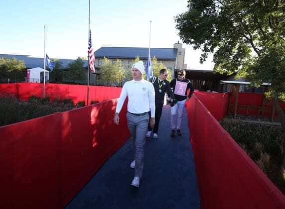 September 29, 2016: Chaska, MN, USA; Danny Willett walks across a bridge to the driving range during practice for the 2016 Ryder Cup at Hazeltine National Golf Club in Chaska, MN. (Photo by Brian Spurlock Icon Sportswire) GOLF: SEP 29 PGA Golf Herren - Ryder Cup - 3rd Day Practice Round Icon16092943 EDITORIAL USE ONLY