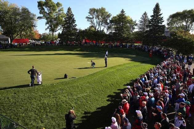 September 29, 2016: Chaska, MN, USA; Fans watch Rory McIlroy practice his putting during practice for the 2016 Ryder Cup at Hazeltine National Golf Club in Chaska, MN. (Photo by Brian Spurlock Icon Sportswire) GOLF: SEP 29 PGA Golf Herren - Ryder Cup - 3rd Day Practice Round Icon16092947 EDITORIAL USE ONLY