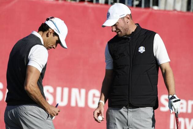 September 29, 2016: Chaska, MN, USA; Rafael Cabrera-Bello and Chris Wood mark their balls on the first tee during practice for the 2016 Ryder Cup at Hazeltine National Golf Club in Chaska, MN. (Photo by Brian Spurlock Icon Sportswire) GOLF: SEP 29 PGA Golf Herren - Ryder Cup - 3rd Day Practice Round Icon16092936 EDITORIAL USE ONLY