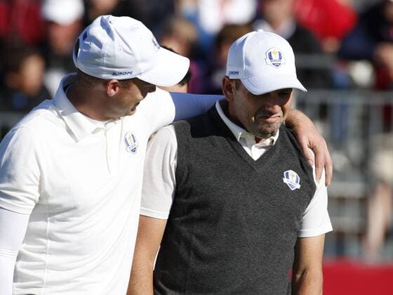 September 29, 2016: Chaska, MN, USA; Danny Willett puts his arm around Sergio Garcia on the first tee during practice for the 2016 Ryder Cup at Hazeltine National Golf Club in Chaska, MN. (Photo by Brian Spurlock Icon Sportswire) GOLF: SEP 29 PGA Golf Herren - Ryder Cup - 3rd Day Practice Round Icon16092932 EDITORIAL USE ONLY