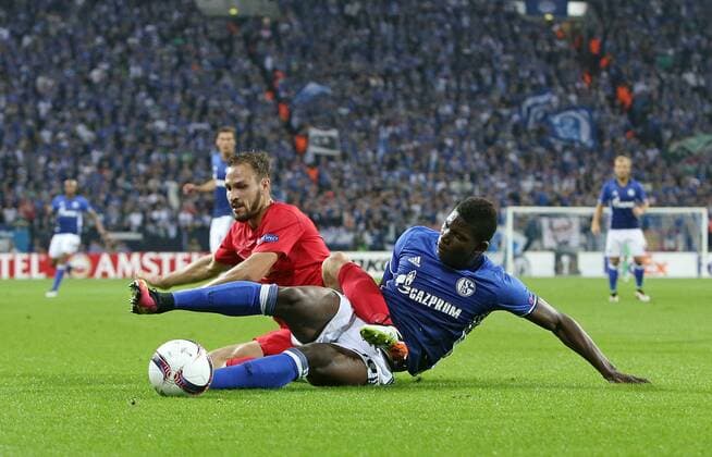29.09.2016, Fussball UEFA Europa League 2016 2017, Gruppenphase, 2.Spieltag, FC Schalke 04 - RB Salzburg, in der VELTINS-Arena Gelsenkirchen. v.l. Andreas Ulmer (RB Salzburg) gegen Breel Embolo (Schalke) 