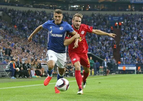 29.09.2016, Fussball UEFA Europa League 2016 2017, Gruppenphase, 2.Spieltag, FC Schalke 04 - RB Salzburg, in der VELTINS-Arena Gelsenkirchen. v.l. Alessandro Schöpf (Schalke) gegen Andreas Ulmer (RB Salzburg) 