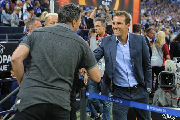 Oscar Garcia (Coach, Trainer, RB Salzburg) und Markus Weinzierl (Trainer, FC Schalke 04) begruessen sich, FC Schalke 04 vs. RB Salzburg, Fussball, UEFA EURO EM Europameisterschaft Fussball League, 29.09.2016, Gelsenkirchen Copyright: xDeutzmannx xEibner-Pressefotox EP_cdn
