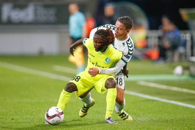 Gent s Dieumerci Ndongala and Konyaspor s Amir Hadziahmetovic fight for the ball during a game on the second day of the group stage (group H) of the Europa League competition between Belgian club KAA Gent and Turkish club Atiker Konyaspor, Thursday 29 September 2016, in Gent. BRUNOxFAHY  x04943729x