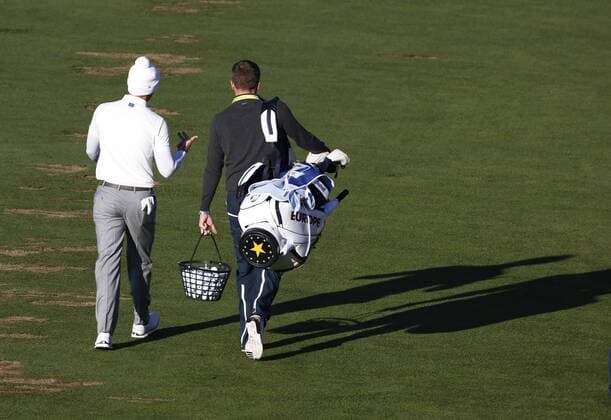 September 29, 2016: Chaska, MN, USA; Danny Willett walks across the driving range during practice for the 2016 Ryder Cup at Hazeltine National Golf Club in Chaska, MN. (Photo by Brian Spurlock Icon Sportswire) GOLF: SEP 29 PGA Golf Herren - Ryder Cup - 3rd Day Practice Round Icon16092916 EDITORIAL USE ONLY