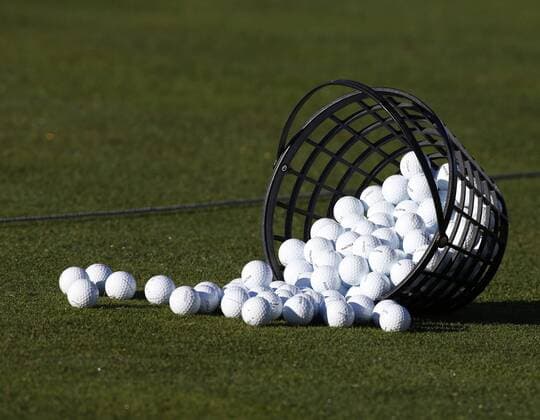 Bilder des Tages - SPORT September 29, 2016: Chaska, MN, USA; A large bucket of balls sits on the driving range during practice for the 2016 Ryder Cup at Hazeltine National Golf Club in Chaska, MN. (Photo by Brian Spurlock Icon Sportswire) GOLF: SEP 29 PGA Golf Herren - Ryder Cup - 3rd Day Practice Round Icon16092918 EDITORIAL USE ONLY