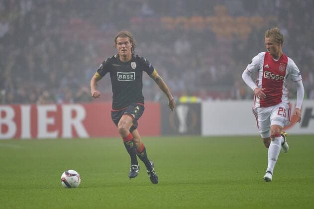 Standard s Alexander Scholz and Ajax s Kasper Dolberg pictured in action during a game of the second day of the group stage of the Europa League competition between Dutch soccer team Ajax Amsterdam and Belgian club Standard de Liege, in Amsterdam, The Netherlands, Thursday 29 September 2016. NICOLASxLAMBERT  x04943741x