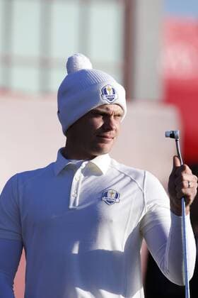 September 29, 2016: Chaska, MN, USA; Danny Willett practices his putting during practice for the 2016 Ryder Cup at Hazeltine National Golf Club in Chaska, MN. (Photo by Brian Spurlock Icon Sportswire) GOLF: SEP 29 PGA Golf Herren - Ryder Cup - 3rd Day Practice Round Icon16092911 EDITORIAL USE ONLY